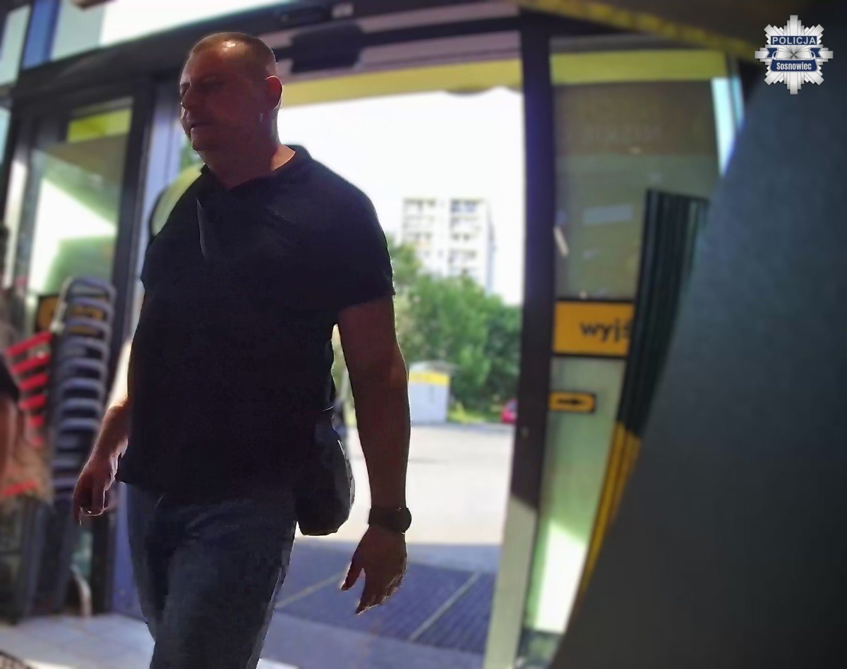 Stary Sosnowiec. Ulica Jana III Sobieskiego 64. Kradzież portfela na parkingu przy sklepie sieci «Biedronka». 30 lipca 2025.