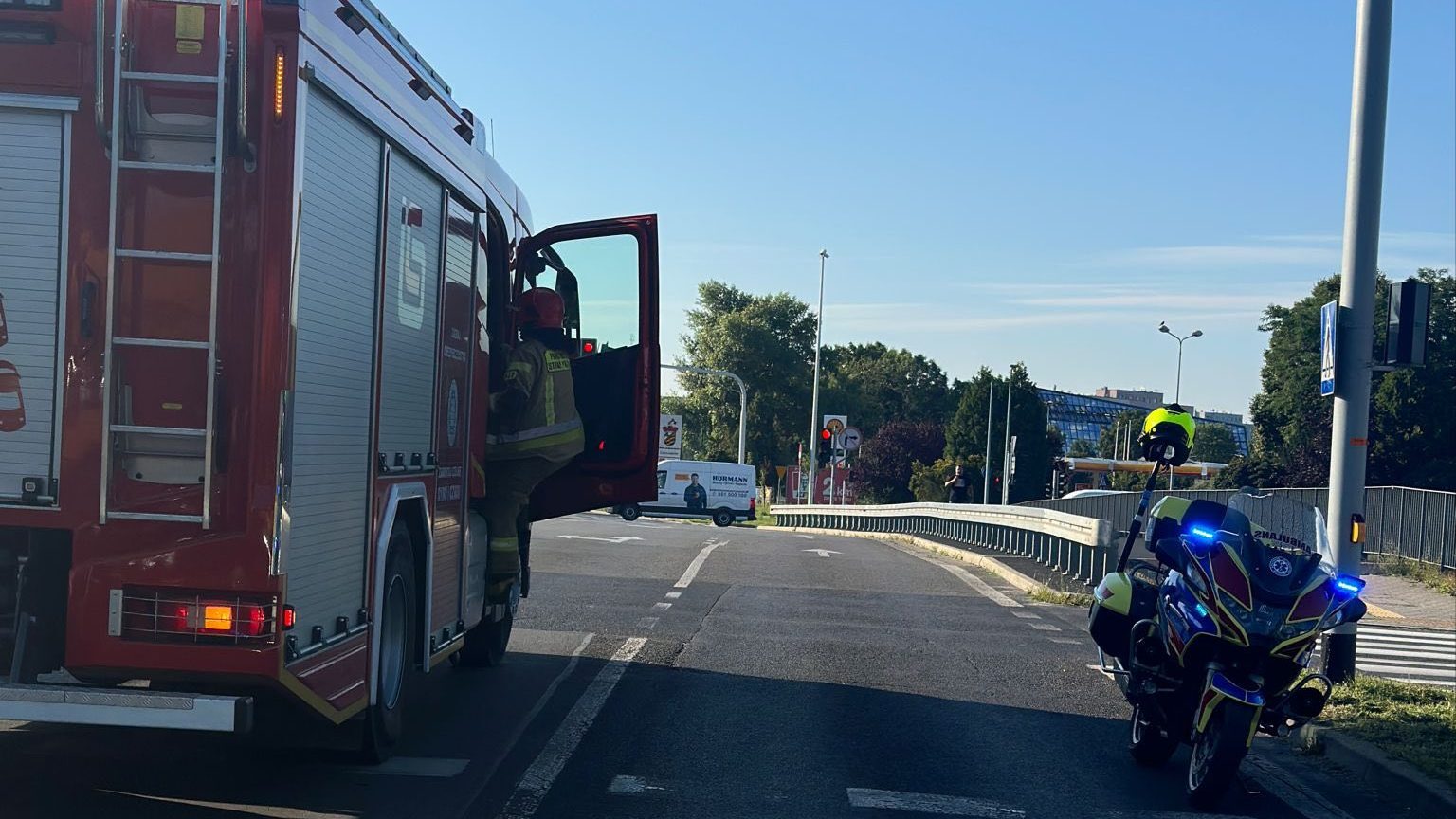 Stary Sosnowiec. Węzeł S86 i ulic Józefa Piłsudskiego i Krzysztofa Baczyńskiego. Wypadek motocyklisty i samochodu. 1 sierpnia 2025.