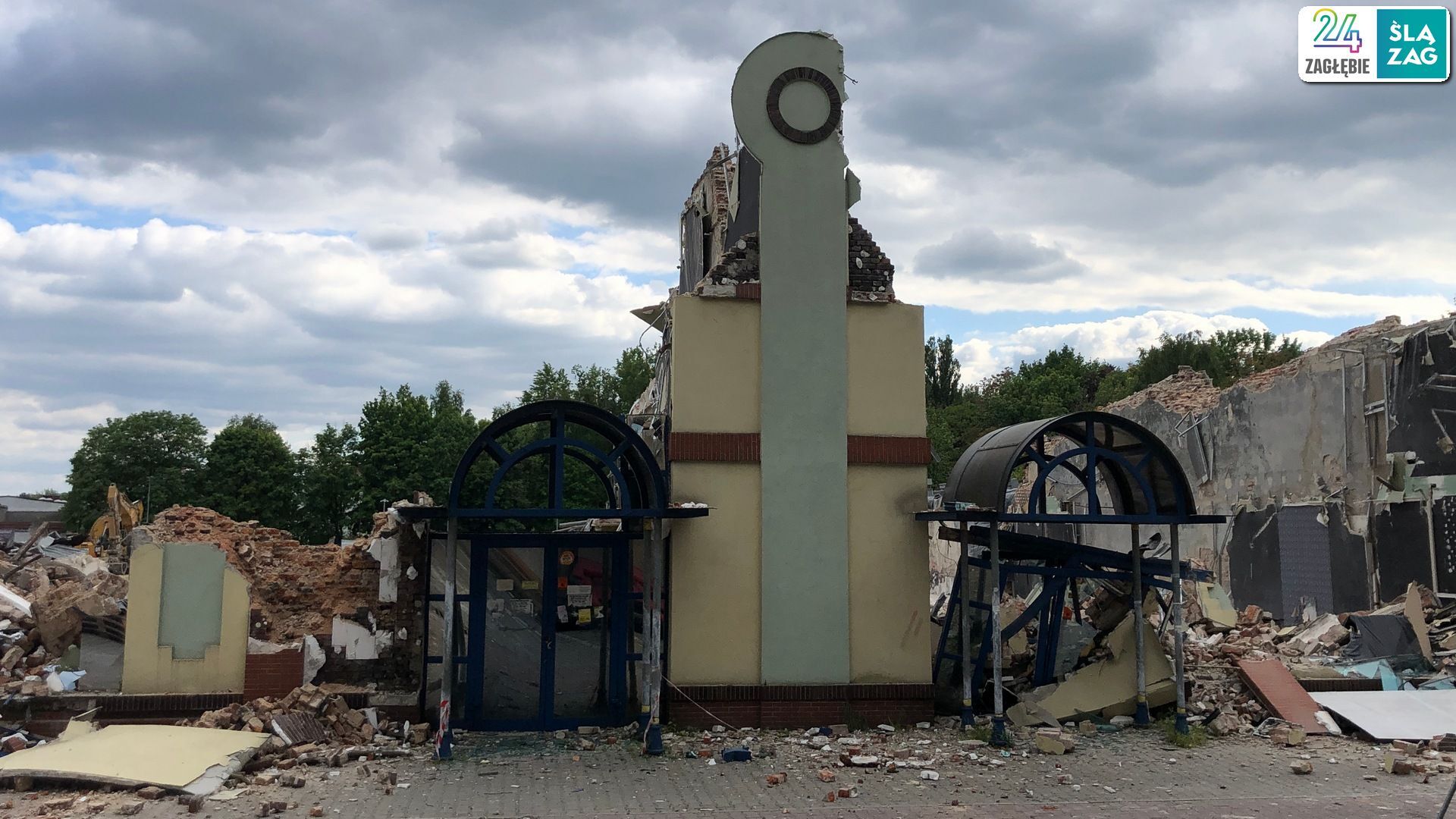 Sosnowiec. Ulice 1 Maja i Partyzantów. Dawne: przędzalnia Schoenow oraz huta szkła. Burzenie. 9 maja 2025.