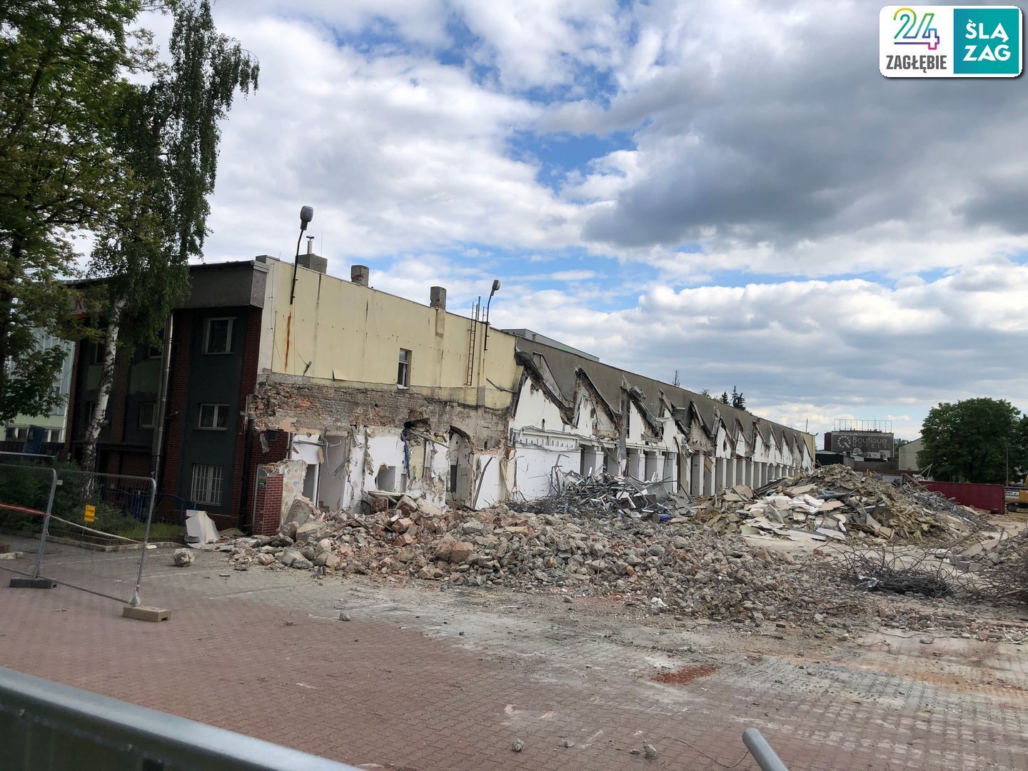 Sosnowiec. Ulice 1 Maja i Partyzantów. Dawne: przędzalnia Schoenow oraz huta szkła. Burzenie. 9 maja 2025.