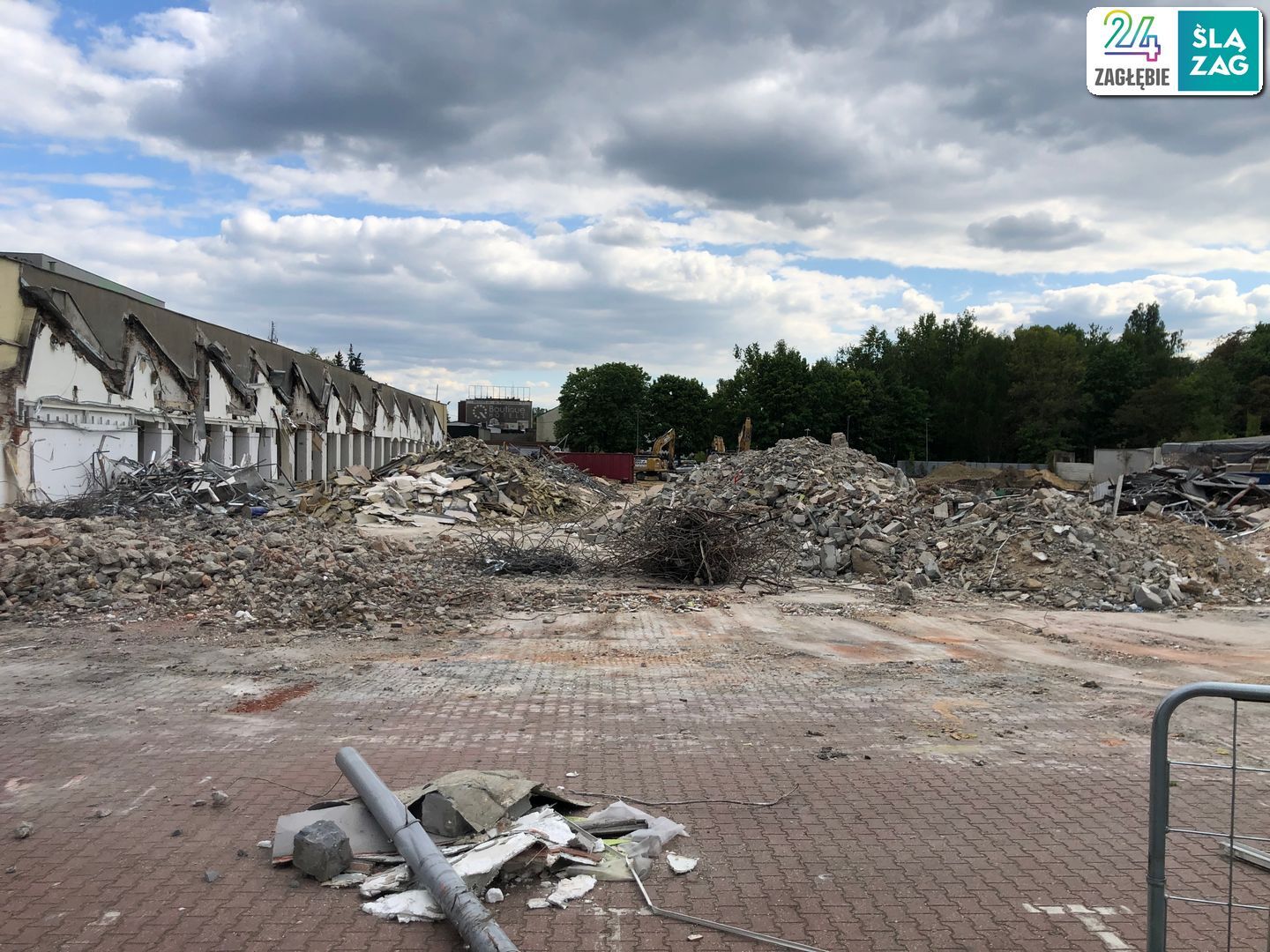 Sosnowiec. Ulice 1 Maja i Partyzantów. Dawne: przędzalnia Schoenow oraz huta szkła. Burzenie. 9 maja 2025.