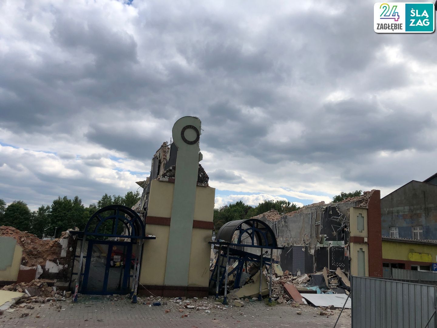 Sosnowiec. Ulice 1 Maja i Partyzantów. Dawne: przędzalnia Schoenow oraz huta szkła. Burzenie. 9 maja 2025.