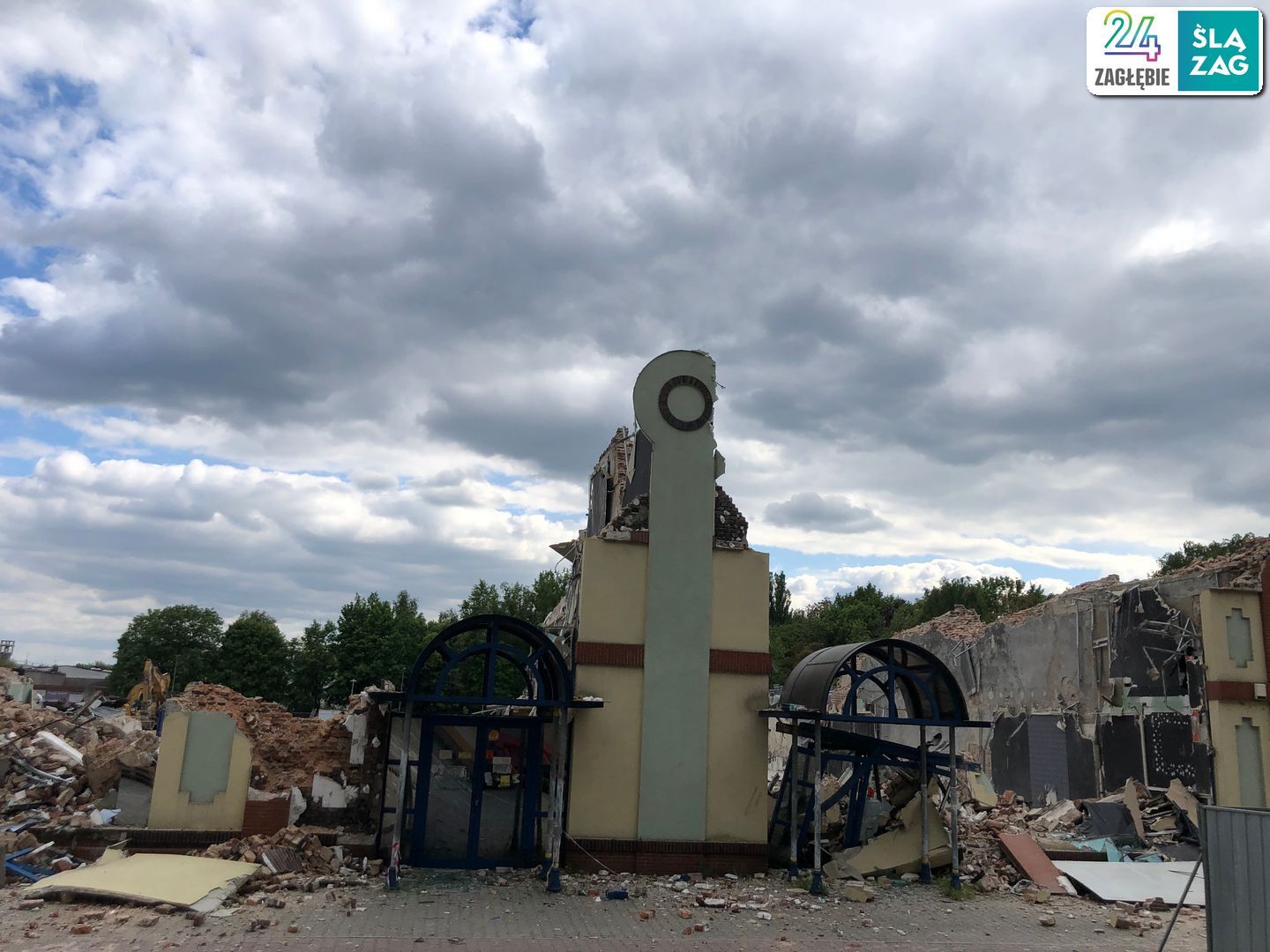 Sosnowiec. Ulice 1 Maja i Partyzantów. Dawne: przędzalnia Schoenow oraz huta szkła. Burzenie. 9 maja 2025.