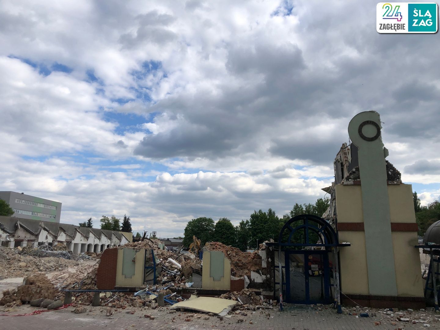 Sosnowiec. Ulice 1 Maja i Partyzantów. Dawne: przędzalnia Schoenow oraz huta szkła. Burzenie. 9 maja 2025.