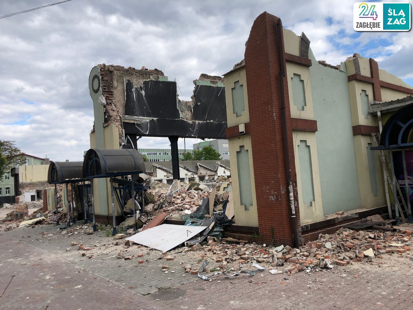 Sosnowiec. Ulice 1 Maja i Partyzantów. Dawne: przędzalnia Schoenow oraz huta szkła. Burzenie. 9 maja 2025.