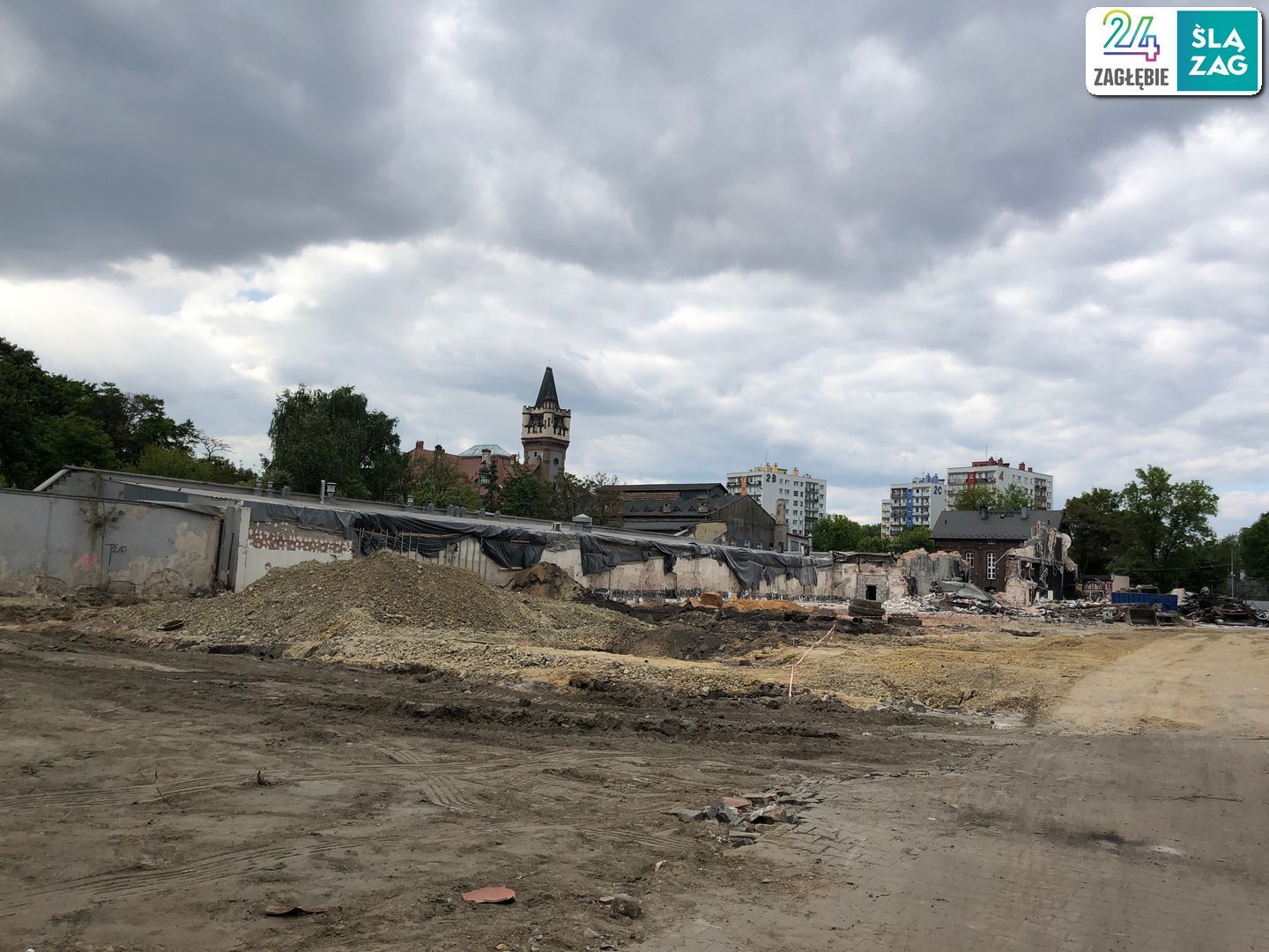 Sosnowiec. Ulice 1 Maja i Partyzantów. Dawne: przędzalnia Schoenow oraz huta szkła. Burzenie. 9 maja 2025.