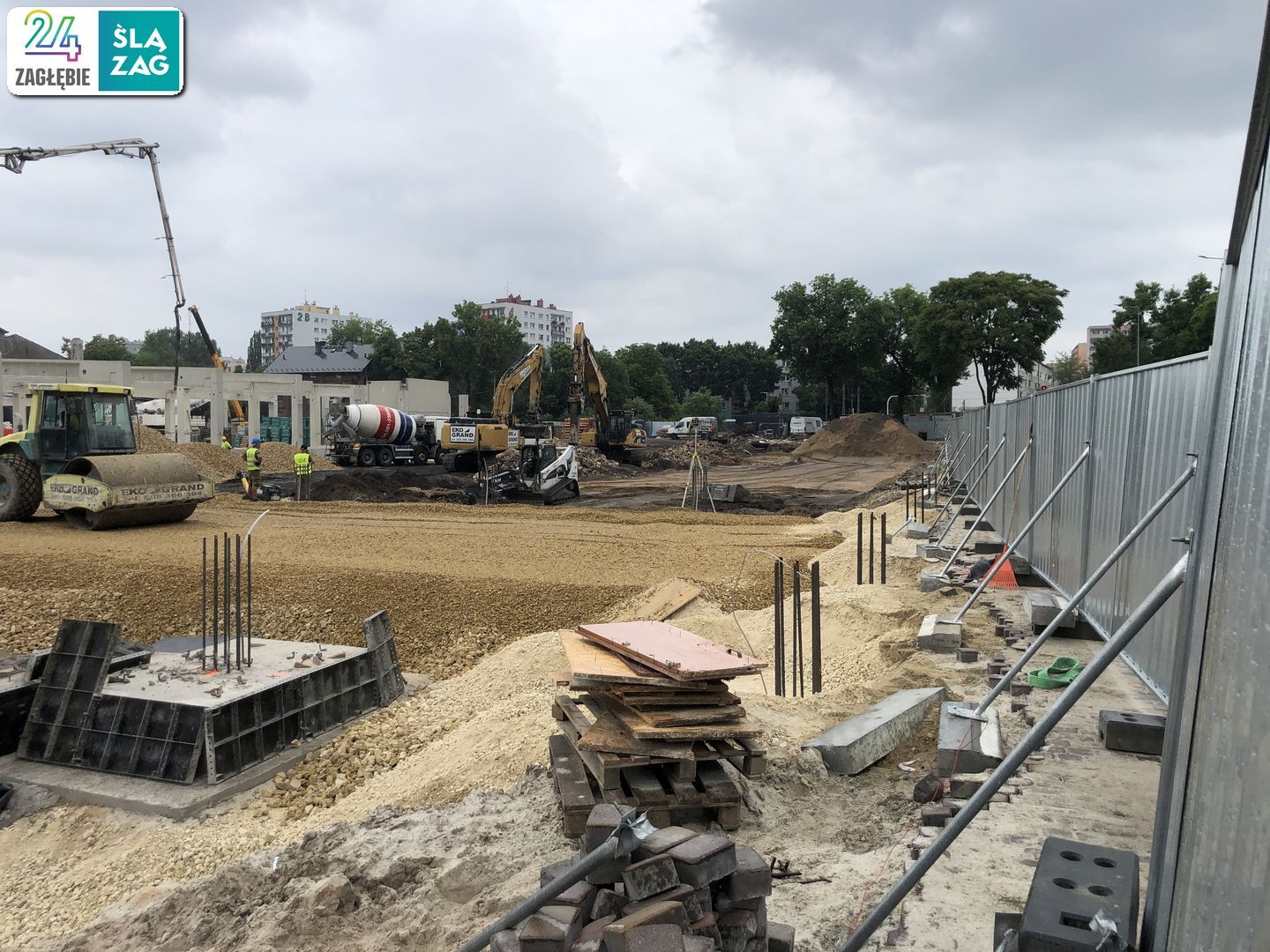 Sosnowiec. Ulice 1 Maja i Partyzantów. Budowa centrum handlowego «Kaufland» w miejscu dawnej przędzalni Schoenów oraz huty szkła. 8 lipca 2025.
