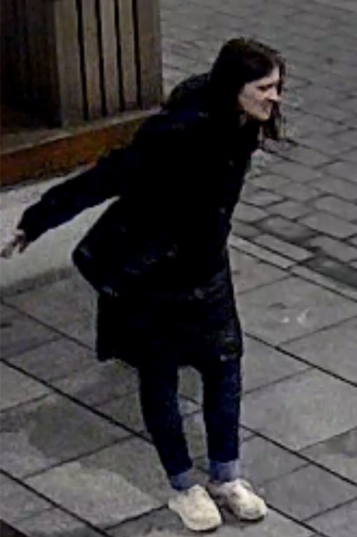 Sosnowiec. Poszukiwana za celowe uszkodzenie samochodu Mitsubishi przy ul. 3 Maja. 8 listopada 2025.