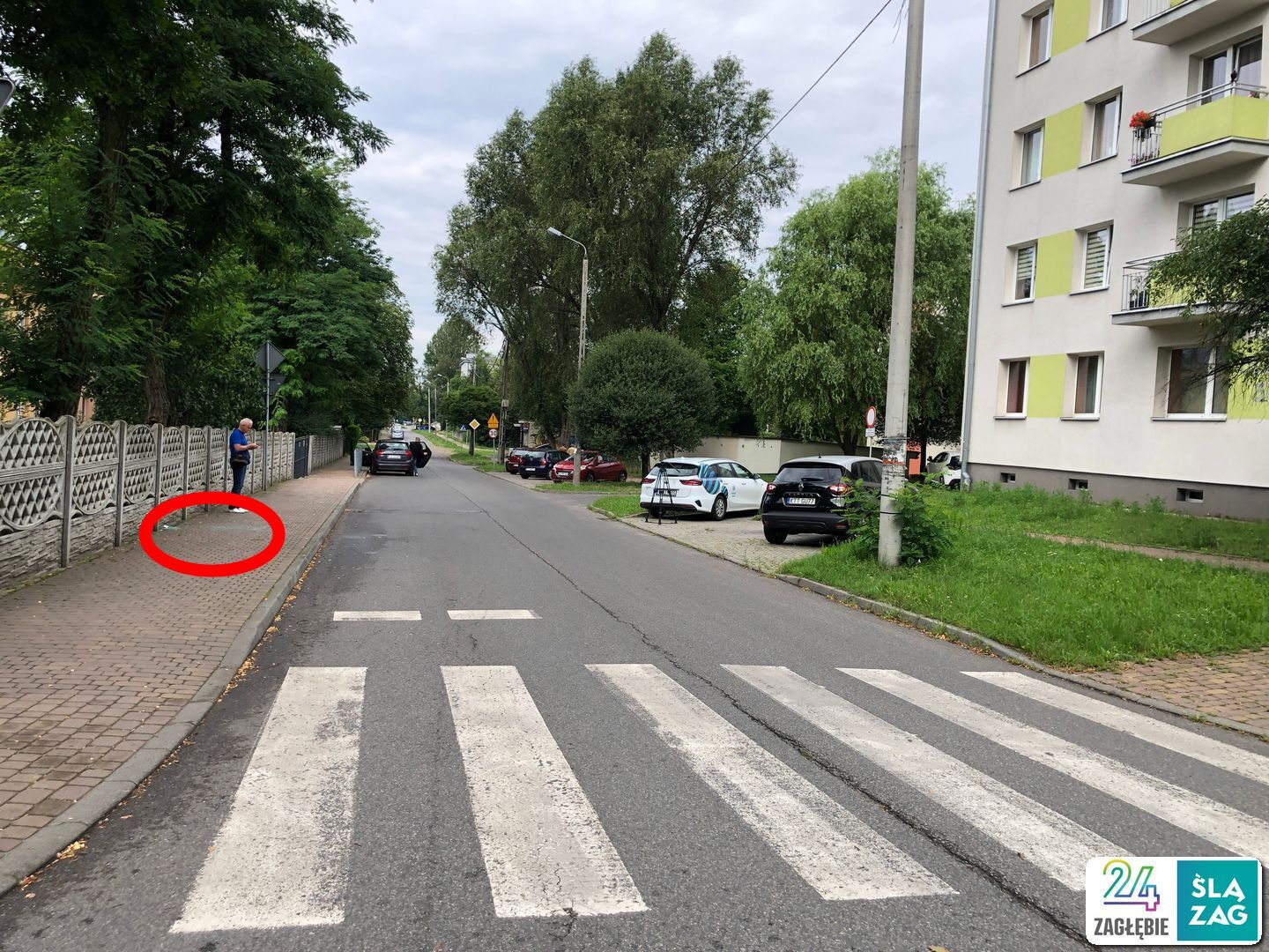 Sosnowiec. Ul. Franciszkańska. Sąsiedztwo skrzyżowania, gdzie Policja zastrzeliła mężczyznę atakującego pojazdy maczetą. Na chodniku resztki rozbitej szyby uszkodzonego pojazdu. 31 lipca 2025.