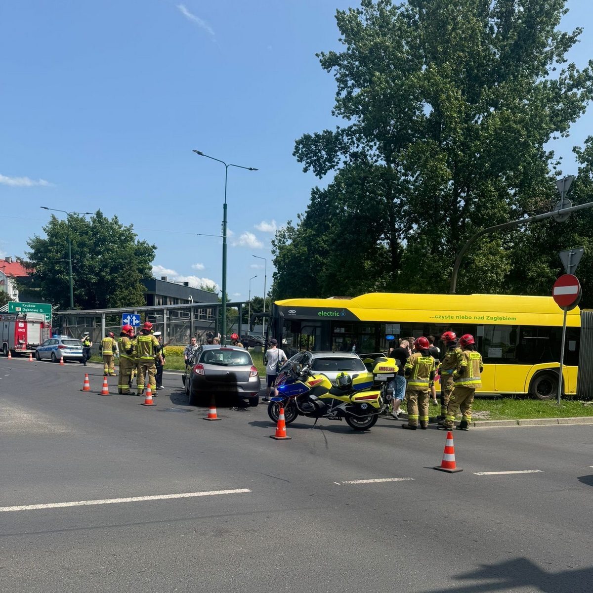 Sosnowiec. Wypadek autobusu i samochodów osobowych na wlocie ulicy Ignacego Mościckiego na ulicę 3 Maja. 5 czerwca 2025.