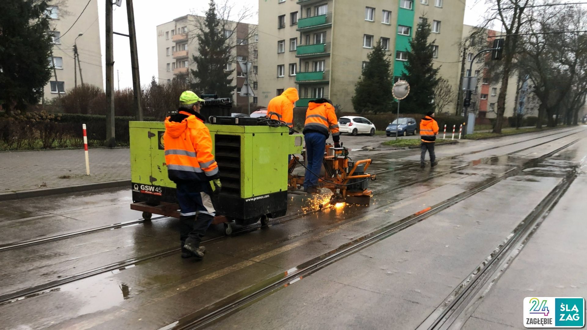 Sosnowiec. Ulica Jana III Sobieskiego. Szlifowanie torów na dwa dni przed przywróceniem ruchu tramwajów. 11 grudnia 2025.