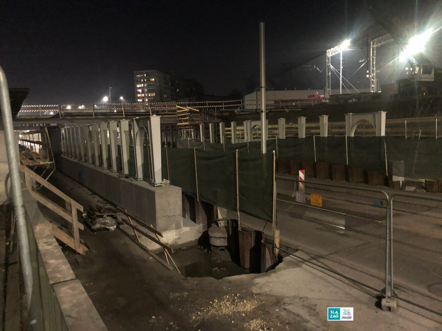Sosnowiec. Ulica Józefa Piłsudskiego. Wiadukt kolejowy podczas osadzania podpór wschodniej części. 27 lutego 2026
