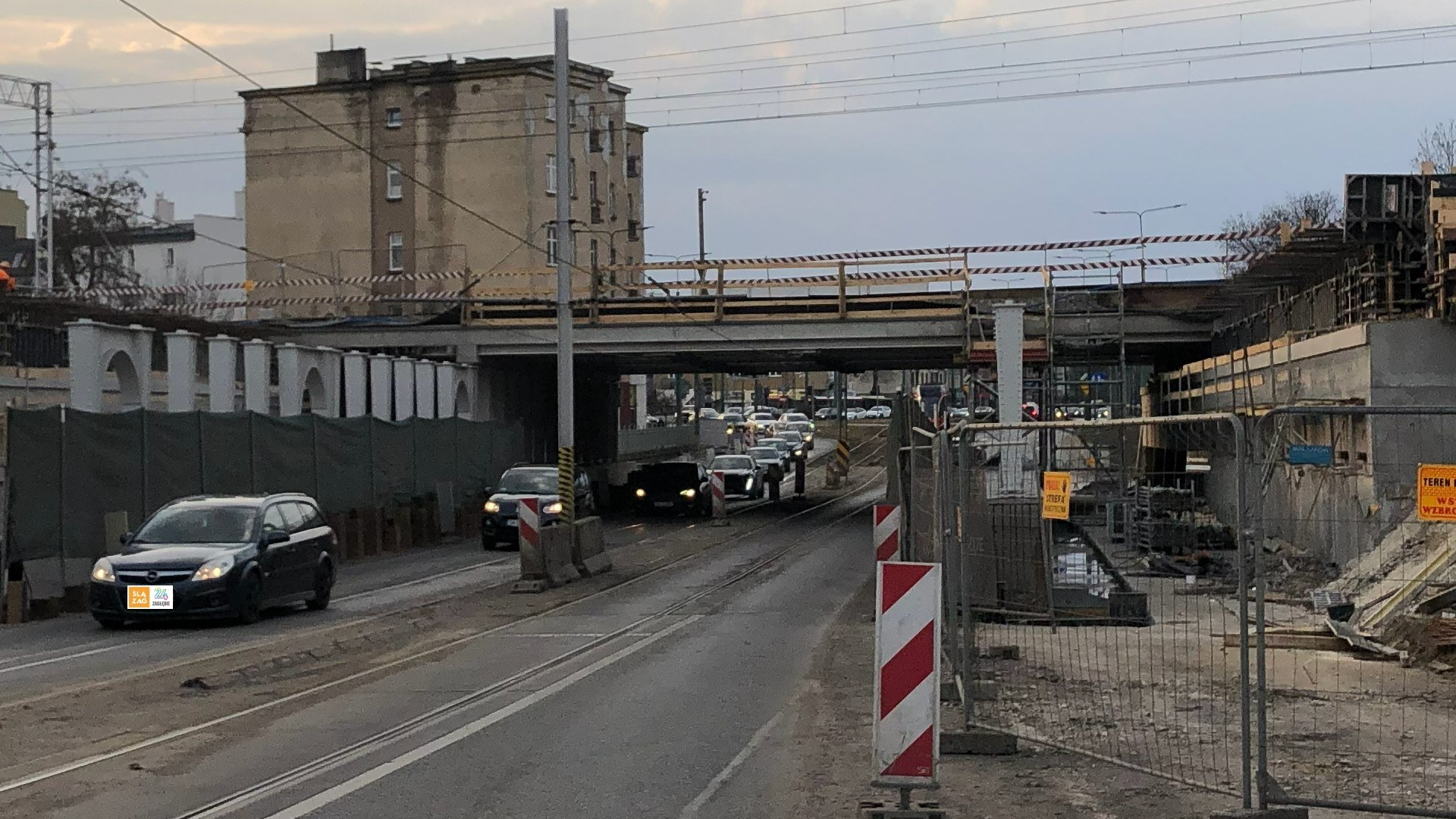 Sosnowiec. Ulica Józefa Piłsudskiego. Wiadukt kolejowy podczas osadzania podpór wschodniej części. 10 marca 2026