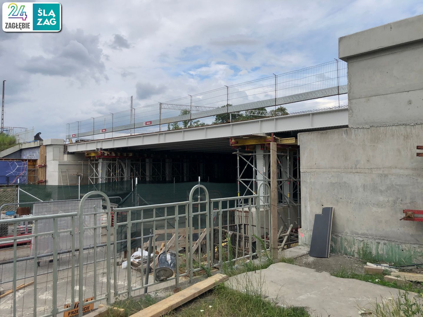 Sosnowiec. Wiadukt nad ulicą Józefa Piłsudskiego po odbudowie połowy obiektu. 11 lipca 2025.