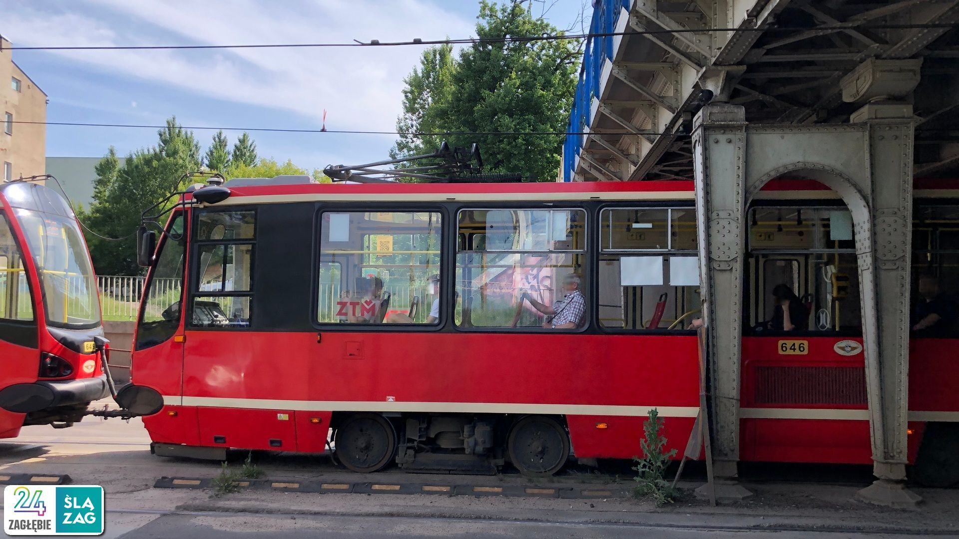 Tramwaj Konstal 105 N HF 11 AC 645+6464. Sosnowiec, ul. Józefa Piłsudskiego, wiadukt kolejowy po rozbiórce połowy. 4 czerwca 2025.