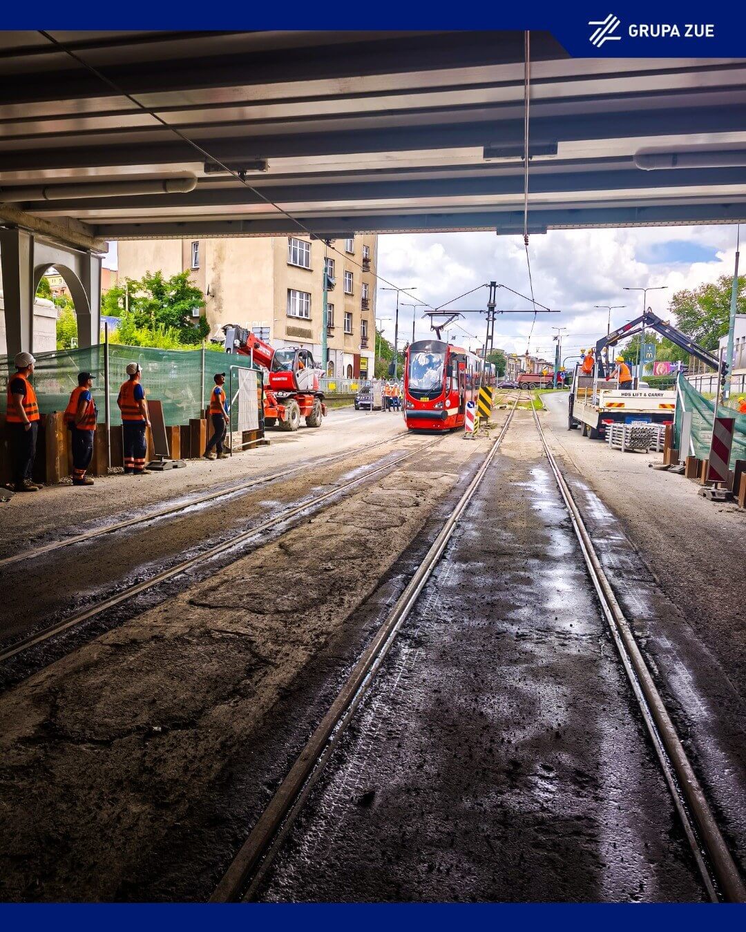 Sosnowiec. Wiadukt nad ulicą Józefa Piłsudskiego. Przejazd próbny tramwaju przed czasowym otwarciem przejazdu. 31 lipca 2025.