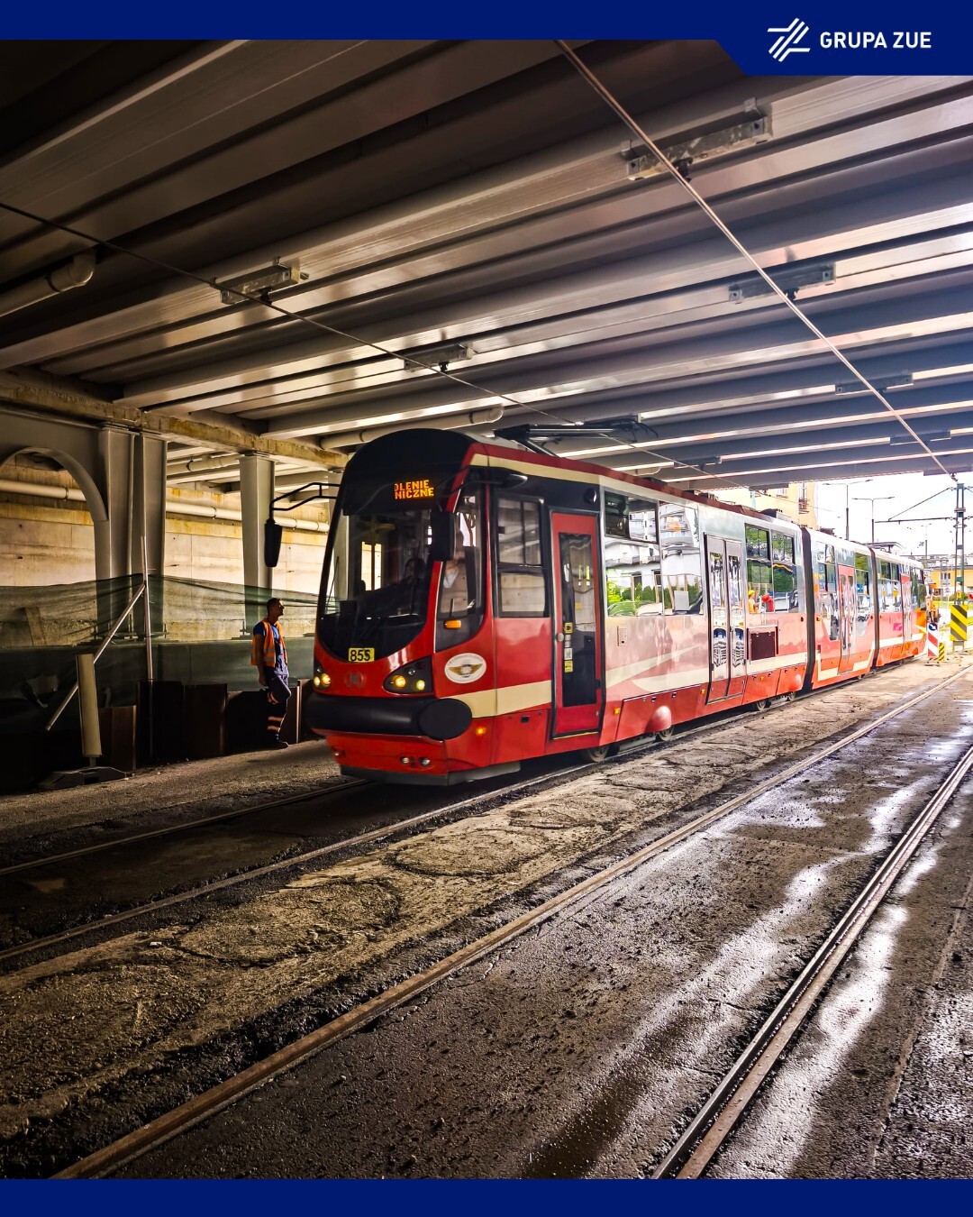 Sosnowiec. Wiadukt nad ulicą Józefa Piłsudskiego. Przejazd próbny tramwaju przed czasowym otwarciem przejazdu. 31 lipca 2025.