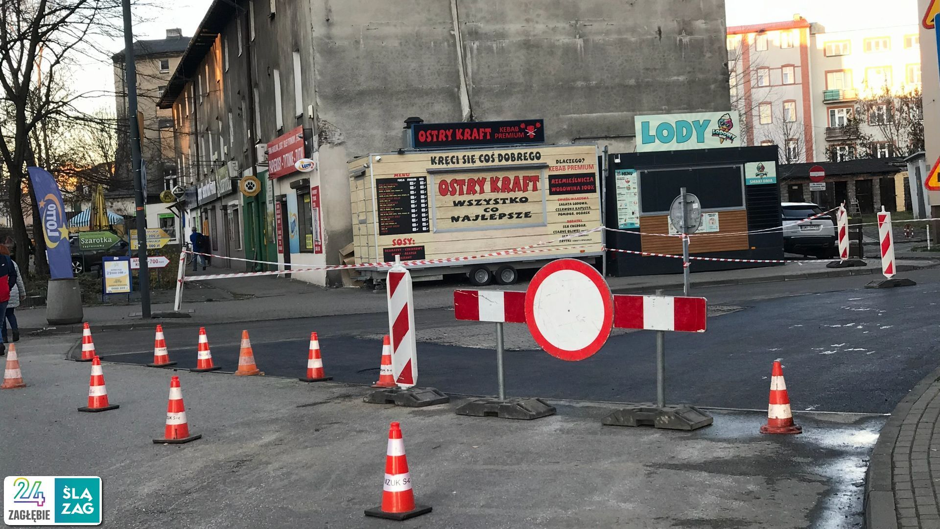 Sosnowiec. Remont ulicy Szklarnianej na ukończeniu. Asfalt leży, ale ruch przy targowisku i Centrum Handlowym «Plaza» przez cały czas utrudniony