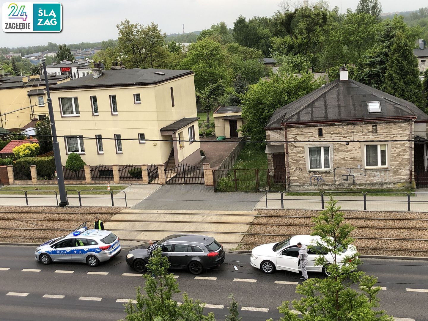 Sosnowiec, ul. gen. Władysława Andersa. Kolizja trzech pojazdów, w tym radiowozu Policji. 10 maja 2025.