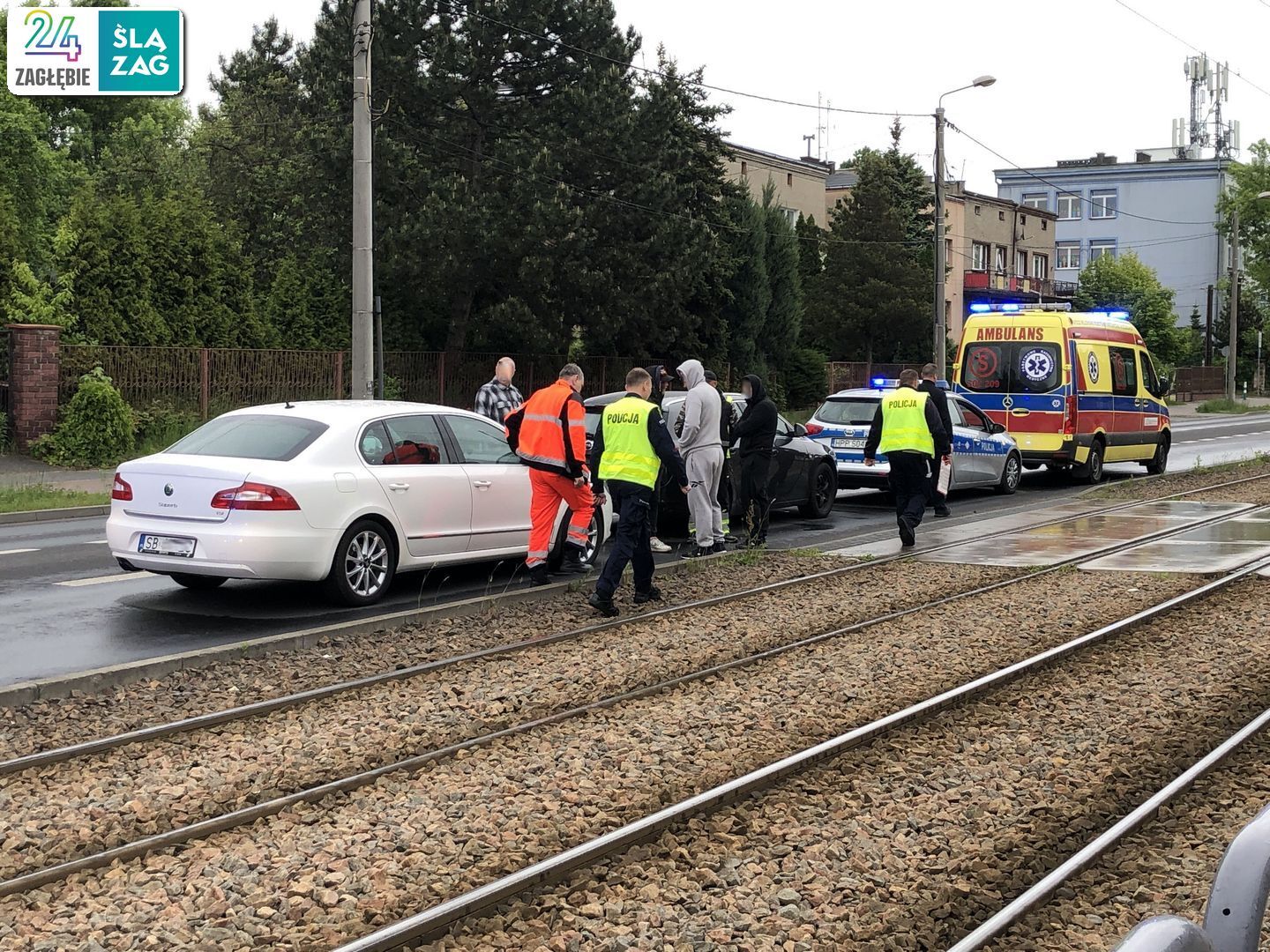 Sosnowiec, ul. gen. Władysława Andersa. Kolizja trzech pojazdów, w tym radiowozu Policji. 10 maja 2025.