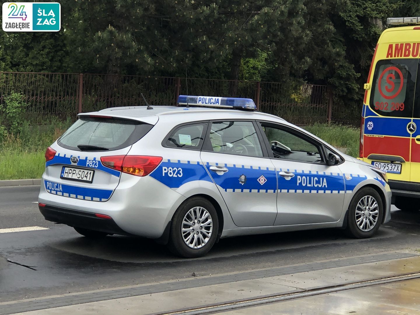 Sosnowiec, ul. gen. Władysława Andersa. Kolizja trzech pojazdów, w tym radiowozu Policji. 10 maja 2025.