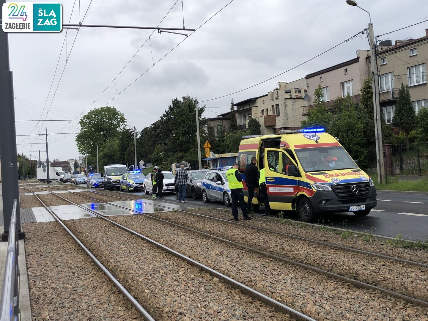 Sosnowiec, ul. gen. Władysława Andersa. Kolizja trzech pojazdów, w tym radiowozu Policji. 10 maja 2025.