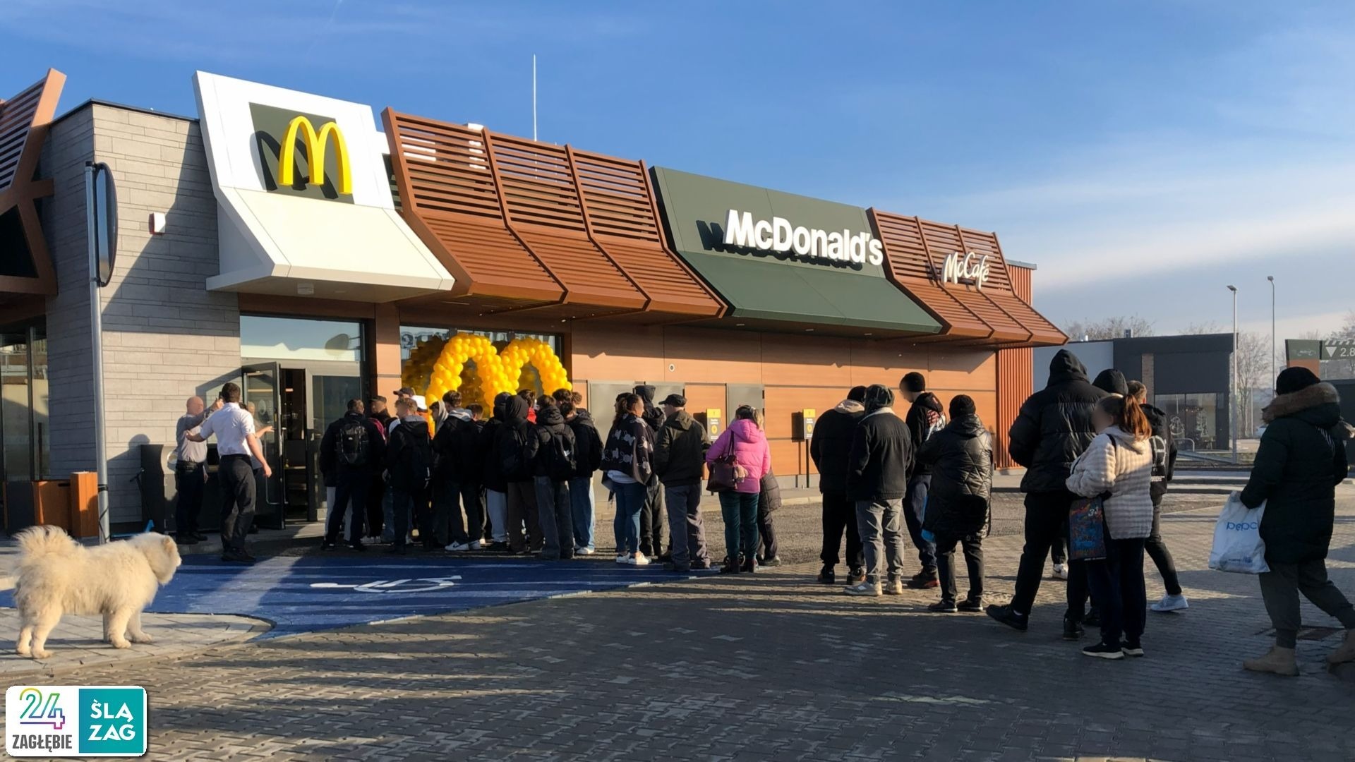 «McDonald’s» otwartayw Wojkowicach. Na otwarciu przedstawiciele miasta i młodzież na wagarach. Norma czy małomiasteczkowe kompleksy?