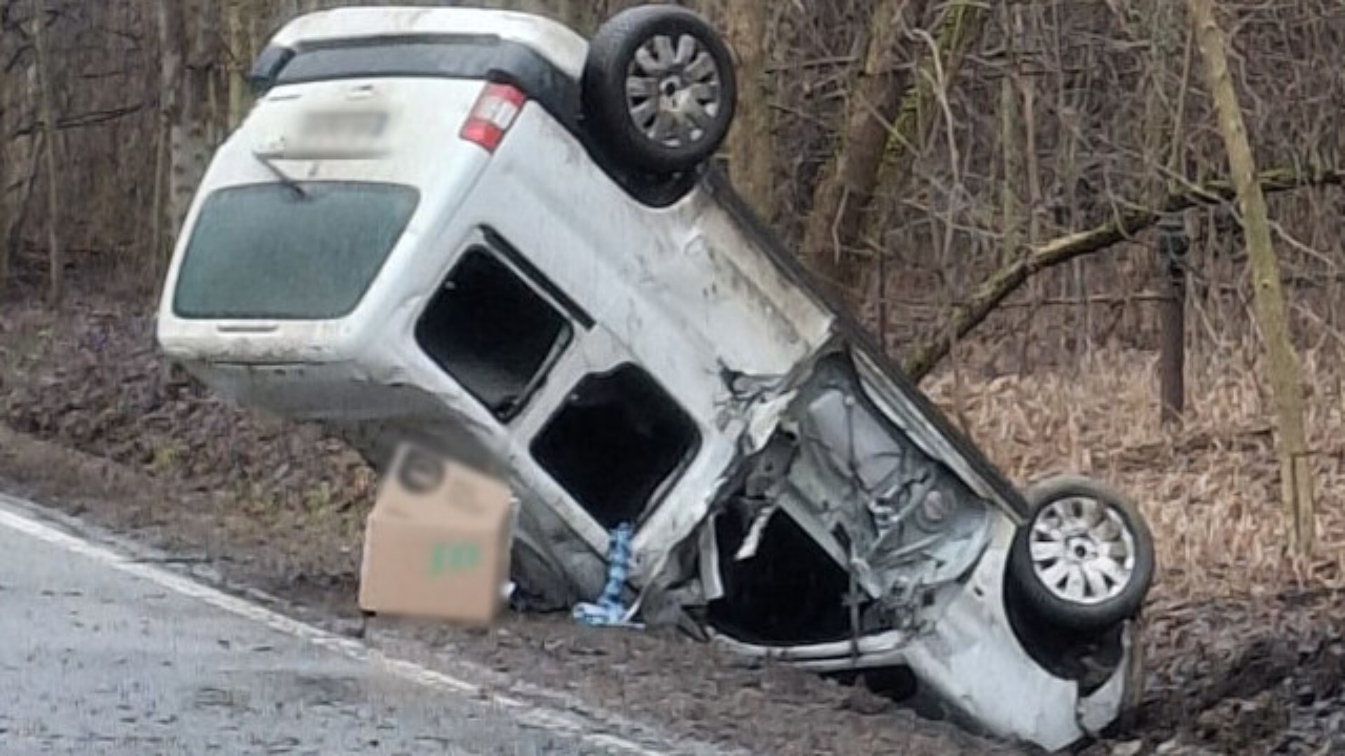 Zderzenie z ciężarówką, dachowanie i finał w rowie. Samochód na złom, do tego mandat i punkty karne. A wcale nie prowadził młody, niedoświadczony chłopak. ZDJĘCIA