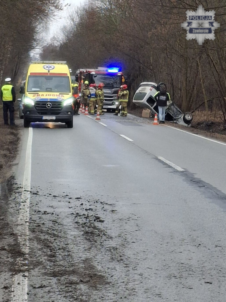 Wysoka, gmina Łazy. Droga wojewódzka nr 796. Kolizja i dachowanie. Peugeot Partner. 25 lutego 2026