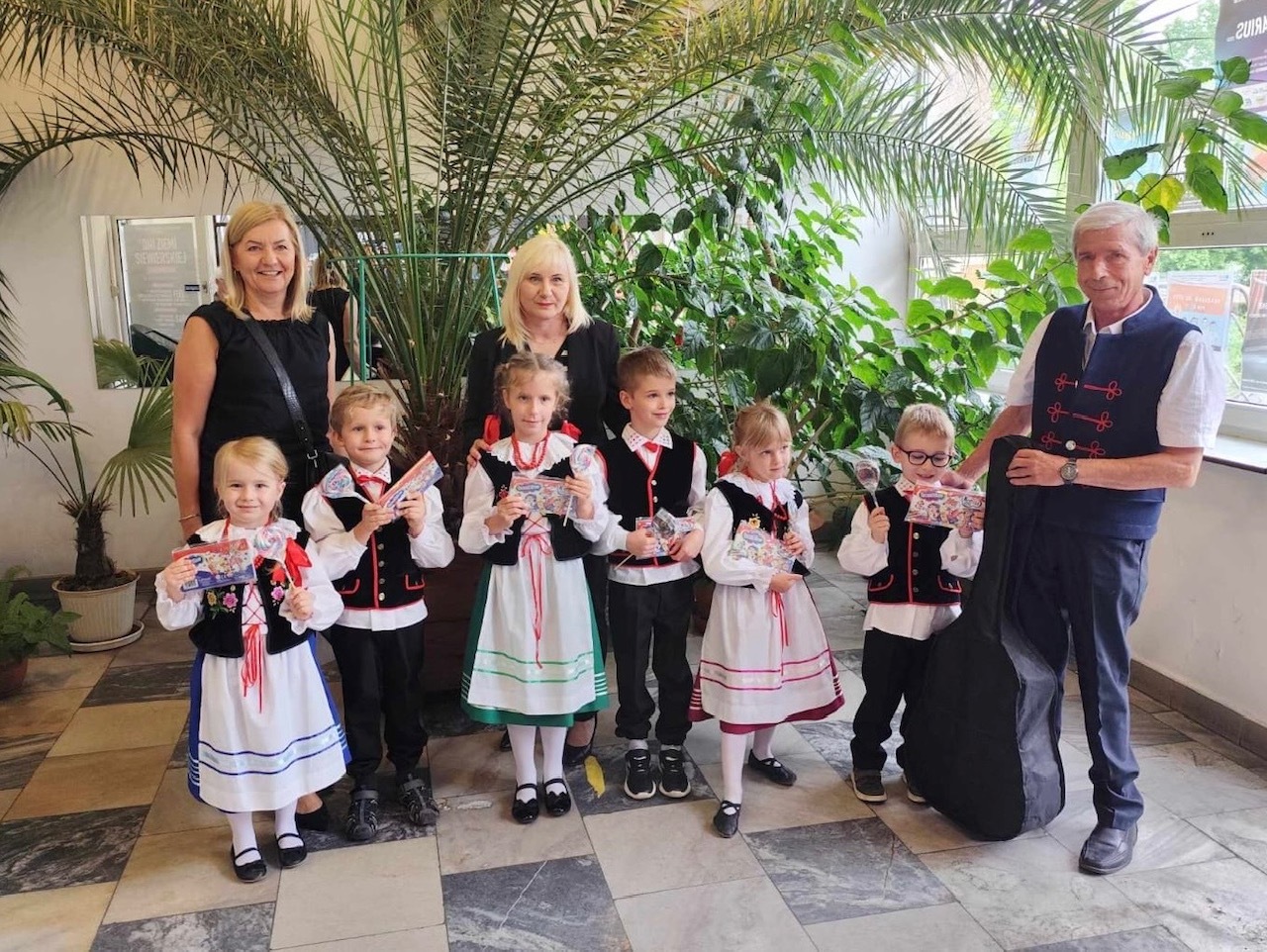 «Mali Grodźczanie» – laureaci I miejsca I Wojewódzkiego Konkursu Pieśni Ludowej I Tańca Ludowego w Żelisławicach. 8 czerwca 2025.