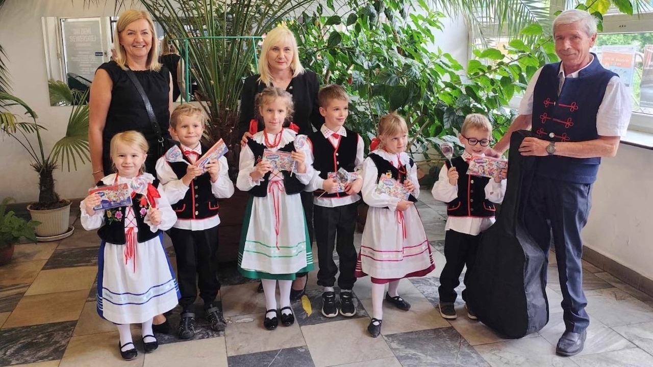 «Mali Grodźczanie» – laureaci I miejsca I Wojewódzkiego Konkursu Pieśni Ludowej I Tańca Ludowego w Żelisławicach. 8 czerwca 2025.
