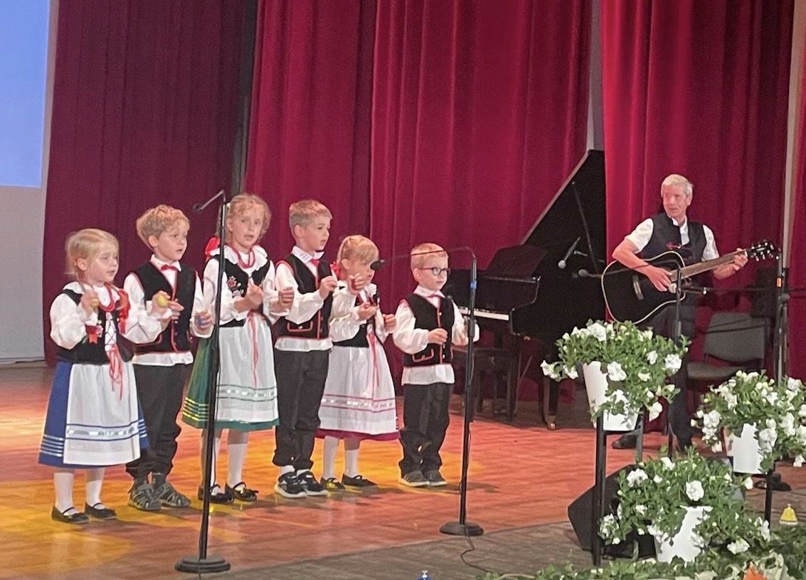 «Mali Grodźczanie» – laureaci I miejsca I Wojewódzkiego Konkursu Pieśni Ludowej I Tańca Ludowego w Żelisławicach. 8 czerwca 2025.