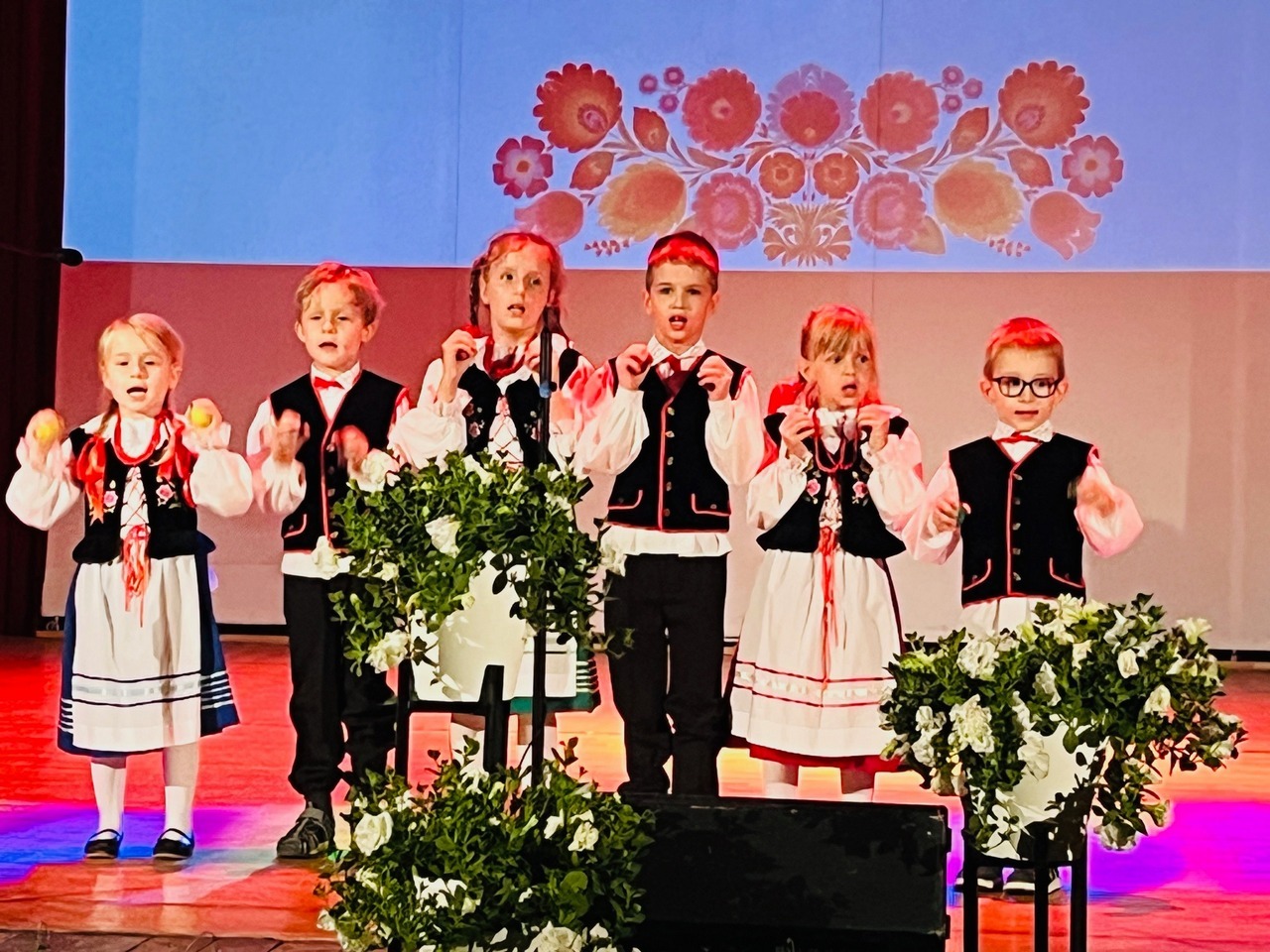 «Mali Grodźczanie» – laureaci I miejsca I Wojewódzkiego Konkursu Pieśni Ludowej I Tańca Ludowego w Żelisławicach. 8 czerwca 2025.
