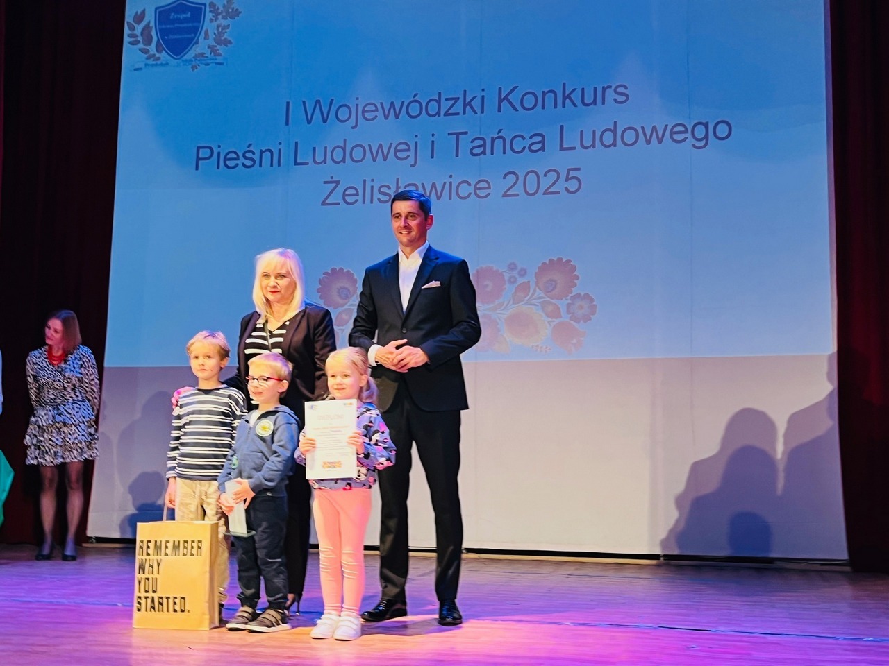 «Mali Grodźczanie» – laureaci I miejsca I Wojewódzkiego Konkursu Pieśni Ludowej I Tańca Ludowego w Żelisławicach. 8 czerwca 2025.