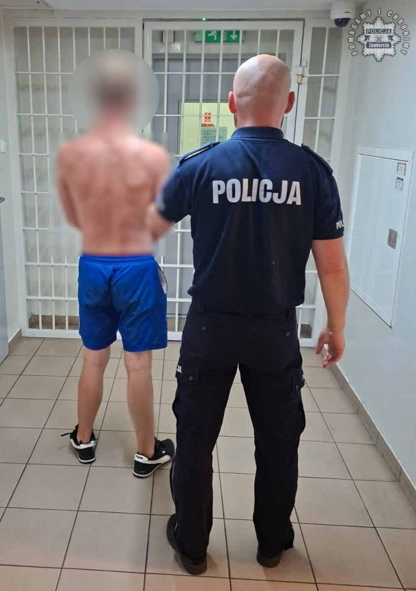 Złożeniec (gmina Pilica, powiat zawierciański). Pijany na motorowerze próbował zepchnąć z drogi policjantów. 7 sierpnia 2025.