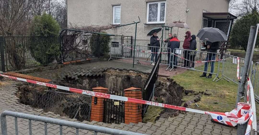 Zapadlisko w Będzinie pochłonęło wjazd, ogrodzenie i chodnik. SRK wynajęła firmę, właściciel jej nie wpuszcza. Czy w Łagiszy jest bezpiecznie?