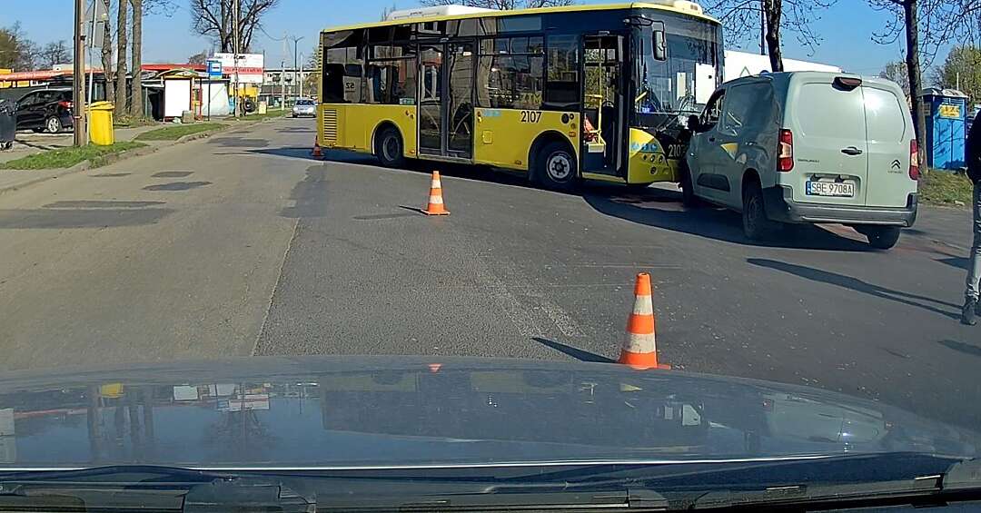 Będzin. Kierowca autobusu doprowadził do zderzenia z samochodem osobowym. Dwie kobiety w szpitalu