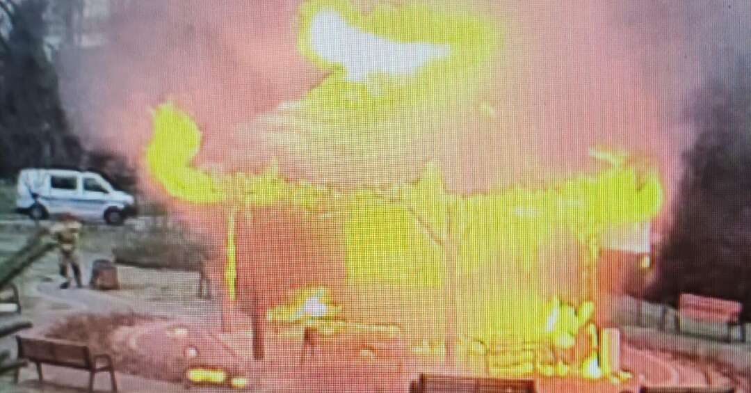 Czeladź. Sprawca podpalenia tężni w kolonii Małobądz ustalony. To mieszkaniec Piasków, dobrze znany stróżom porządku