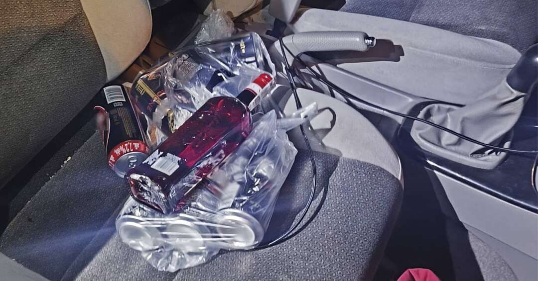 Szokująco pijany jeździł wężykiem całą szerokością jezdni. Alkohol we krwi na bieżąco uzupełniał, popijając za kierownicą