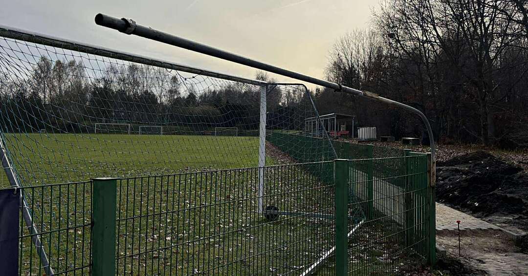 Zdewastowano obiekt i okradziono klub sportowy z Jaworzna. Zawodnicy L.K.S. „Ciężkowianka” nie mają gdzie trenować. ZDJĘCIA