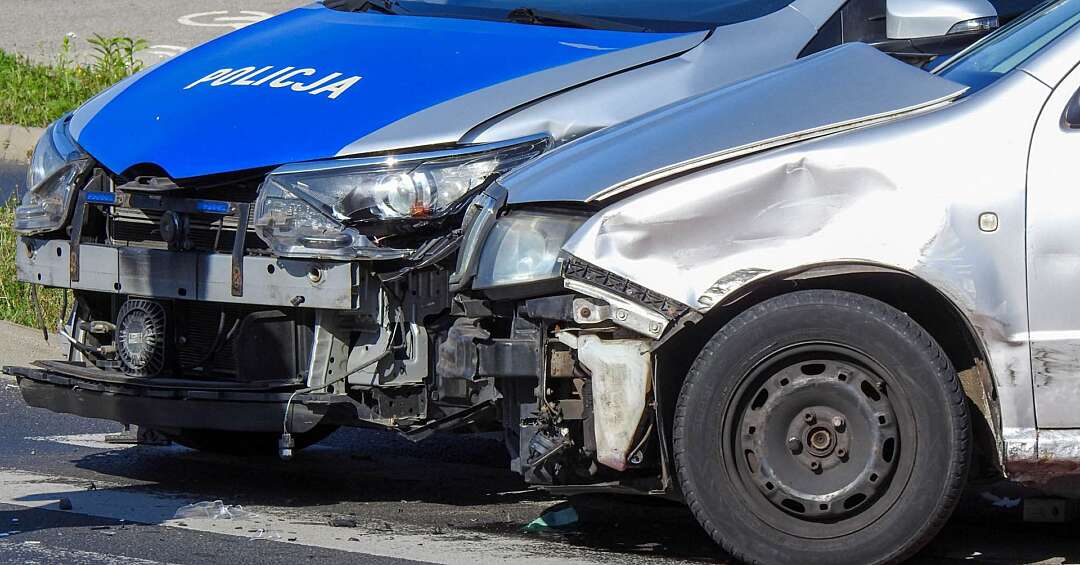 3 rozbite radiowozy w Tychach po pościgu za pijanym, który jechał pod prąd zamiast być w więzieniu. ZDJĘCIA