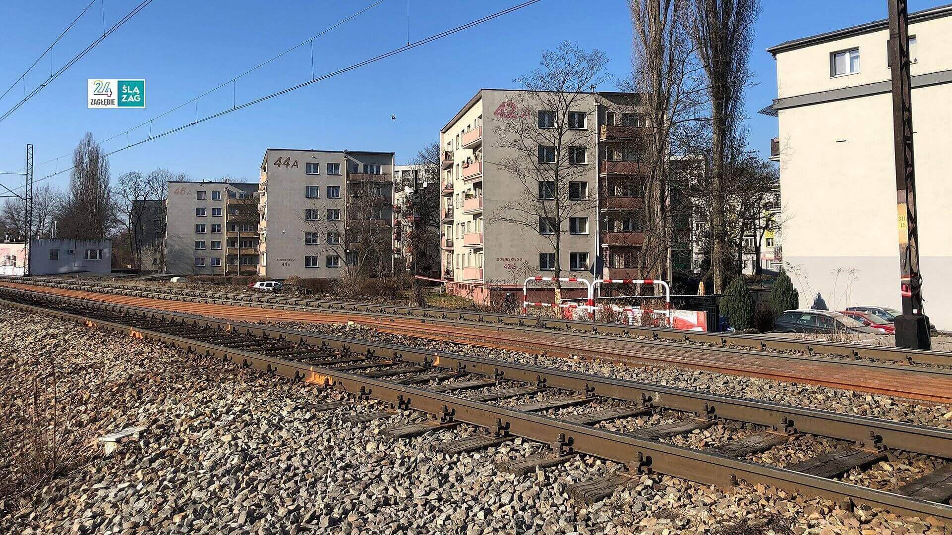 Sosnowiec. Miejsce nielegalnego przejścia przez torowisko pomiędzy ulicami Dęblińską a Jana III Sobieskiego. 25 lutego 2025. Sosnowiec. Miejsce nielegalnego przejścia przez torowisko pomiędzy ulicami Dęblińską a Jana III Sobieskiego. 25 lutego 2025.