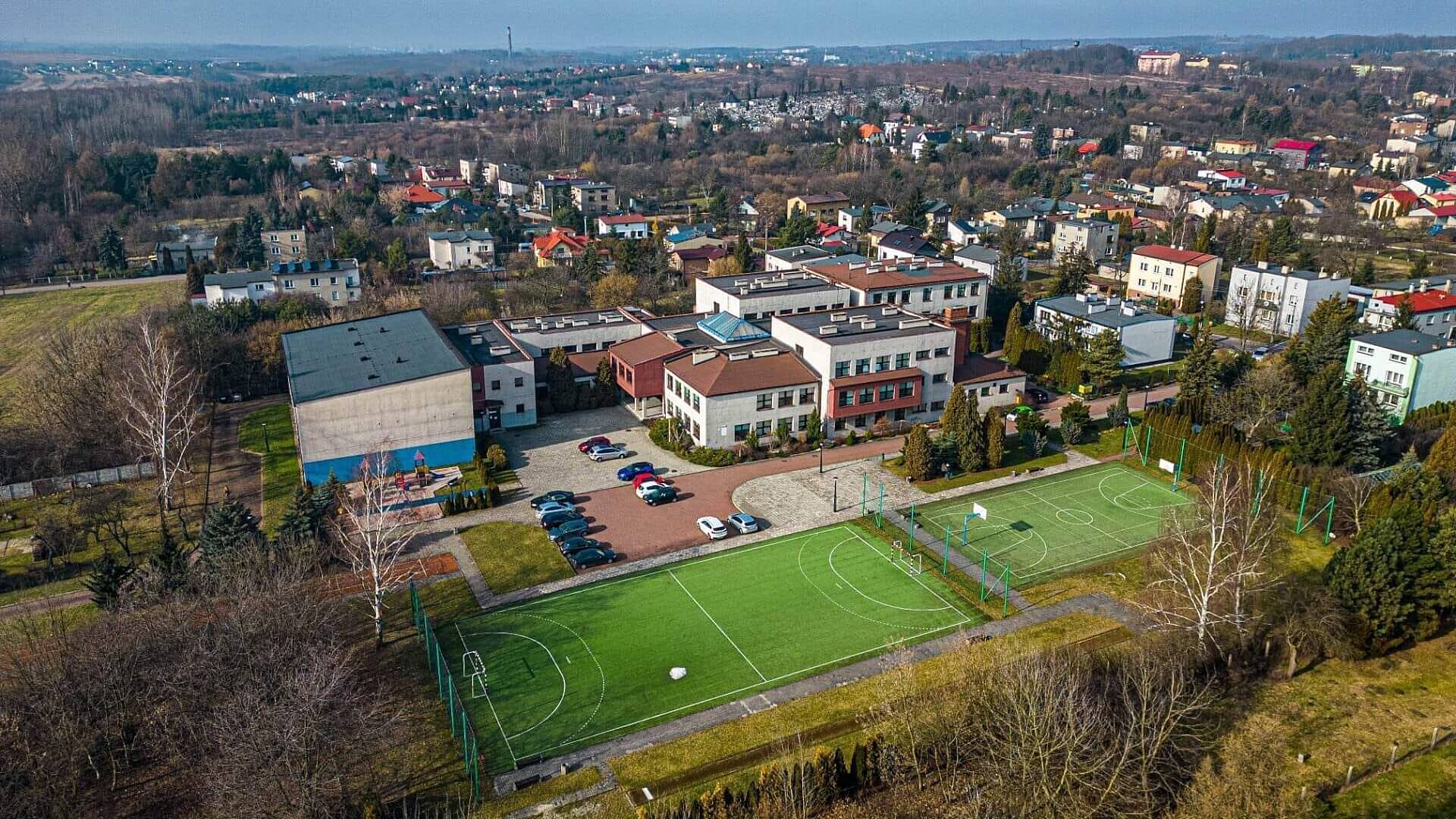 Będzin. Szkoła Podstawowa nr 3 im. Kornela Makuszyńskiego. Będzin. Szkoła Podstawowa nr 3 im. Kornela Makuszyńskiego.