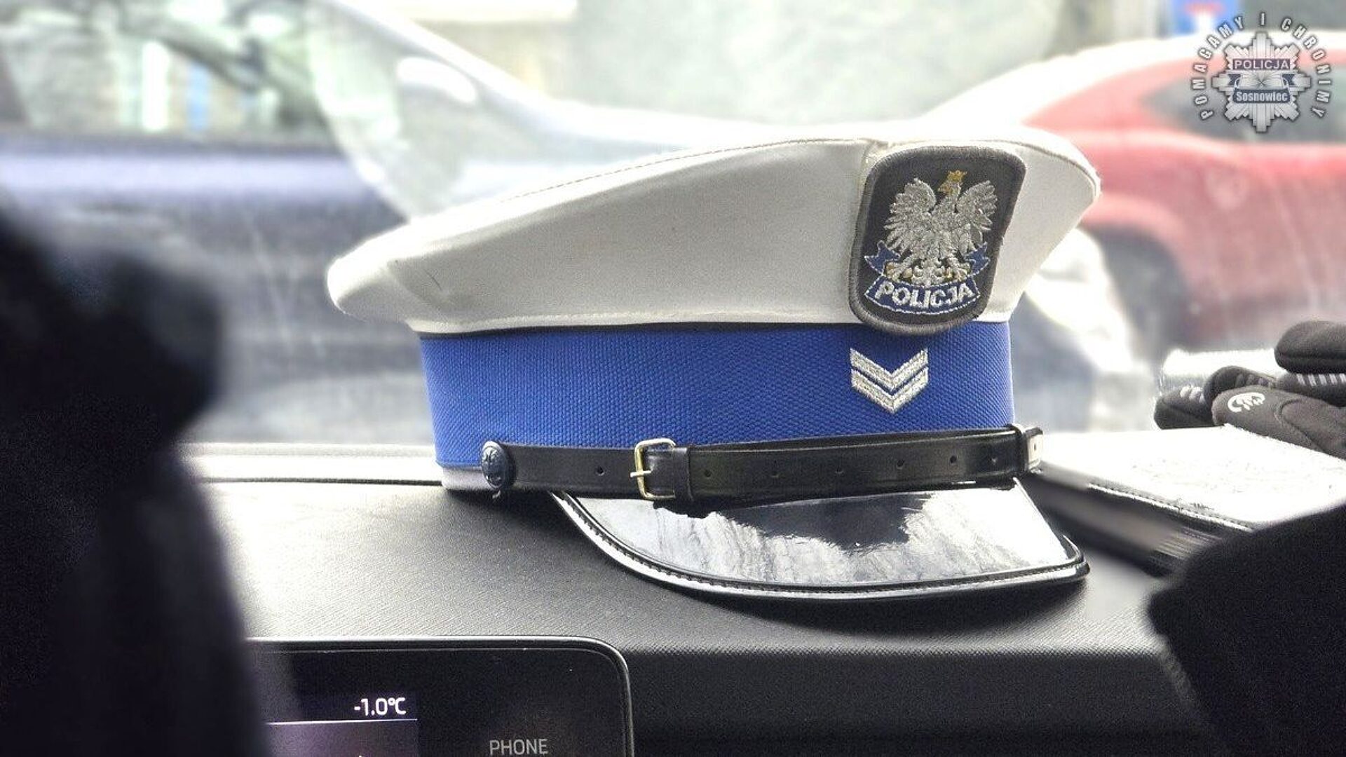 Czapka policyjna w radiowozie „drogówki”. Zdjęcie poglądowe. Czapka policyjna w radiowozie „drogówki”. Zdjęcie poglądowe.