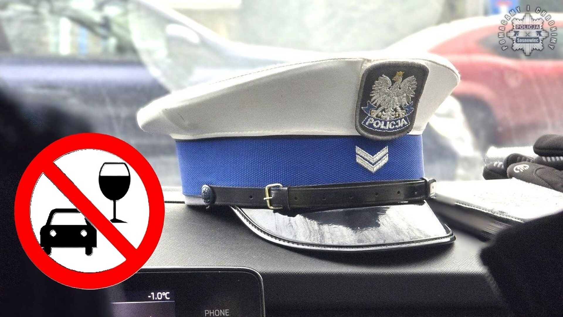 Czapka policyjna w radiowozie „drogówki” i znak „piłeś – nie jedź!”. Zdjęcie poglądowe. Czapka policyjna w radiowozie „drogówki” i znak „piłeś – nie jedź!”. Zdjęcie poglądowe.