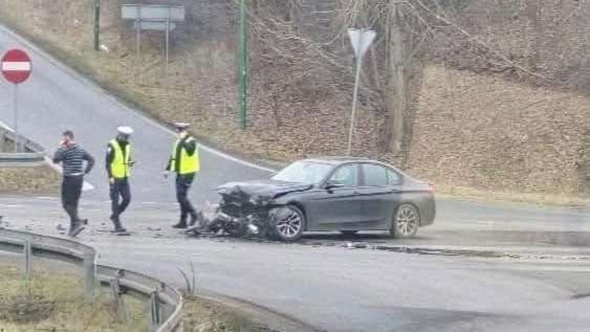 Dąbrowa Górnicza. Skrzyżowanie DK94 i DW790. Kolizja nieoznakowanego radiowozu. 13 lutego 2025. Dąbrowa Górnicza. Skrzyżowanie DK94 i DW790. Kolizja nieoznakowanego radiowozu. 13 lutego 2025.
