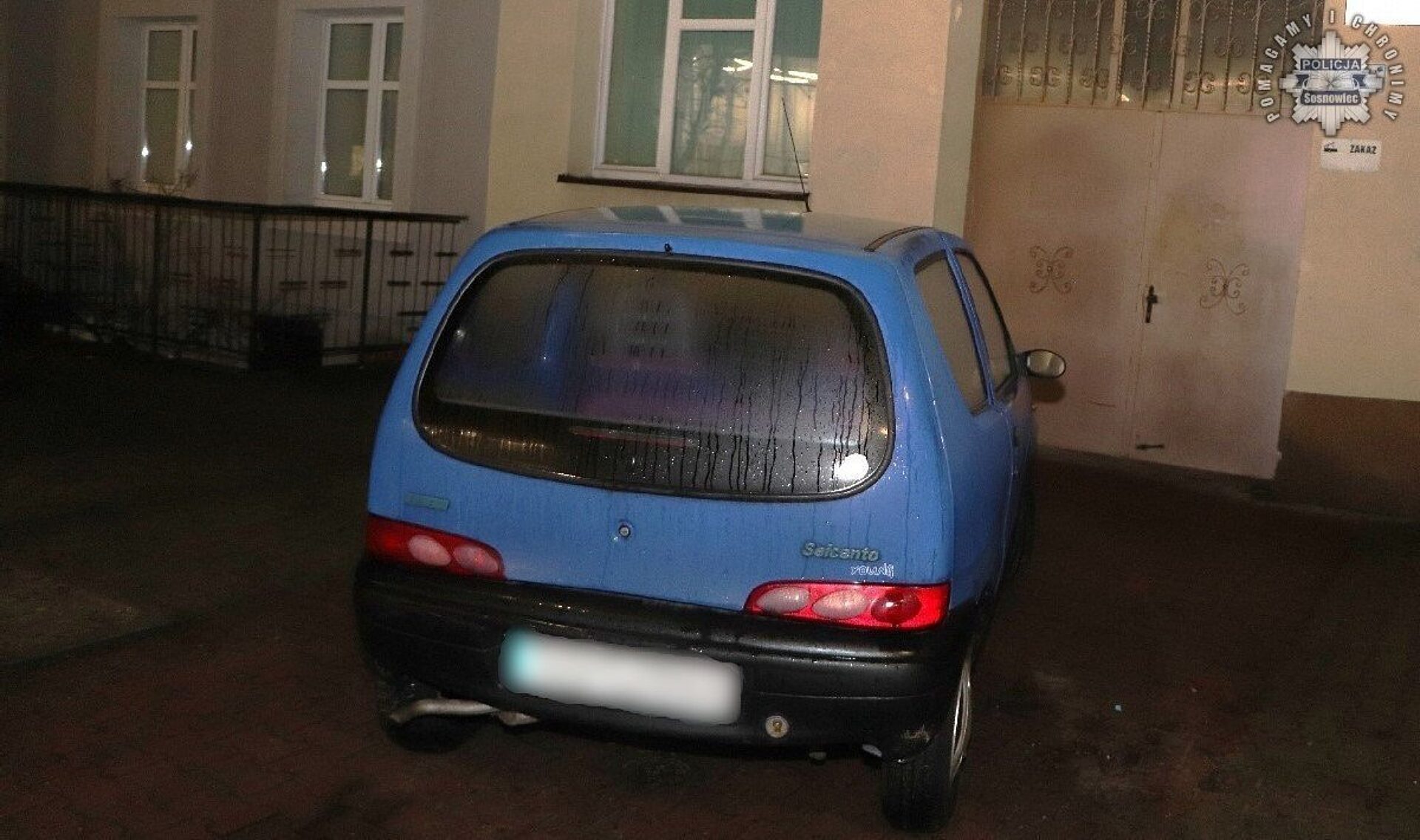 Sosnowiec. Fiat Seicento należący do pokrzywdzonej w próbie oszustwa. Zgłoszenie z 8 stycznia 2025 roku. Sosnowiec. Fiat Seicento należący do pokrzywdzonej w próbie oszustwa. Zgłoszenie z 8 stycznia 2025 roku.