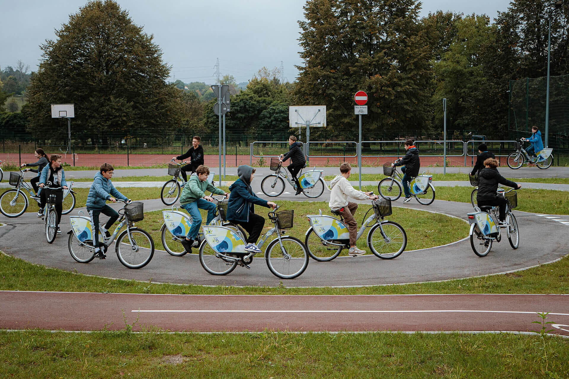 Stare rowery miejskie trafiły do pierwszej ze szkół Stare rowery miejskie trafiły do pierwszej ze szkół