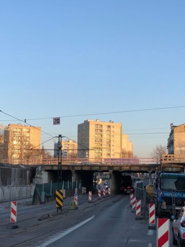 Sosnowiec. Ulica Józefa Piłsudskiego. Drugi dzień od przywrócenia ruchu po wyburzeniu połowy zabytkowego wiaduktu. 16 marca 2025. Sosnowiec. Ulica Józefa Piłsudskiego. Drugi dzień od przywrócenia ruchu po wyburzeniu połowy zabytkowego wiaduktu. 16 marca 2025.