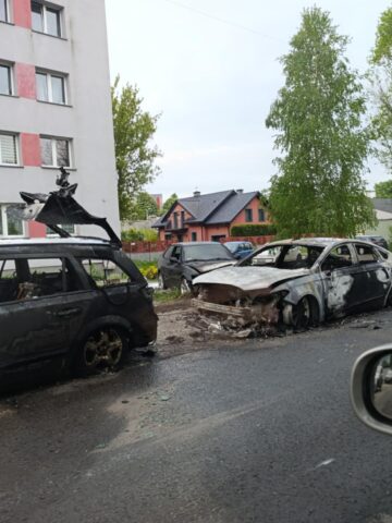 Będzin-Ksawera. Samochody po nocnym pożarze przy ulicy Cynkowej. 6 maja 2025. Będzin-Ksawera. Samochody po nocnym pożarze przy ulicy Cynkowej. 6 maja 2025.